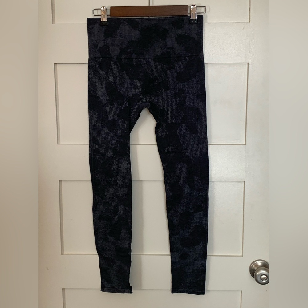Mono B Women’s Dark Grey Camo Leggings